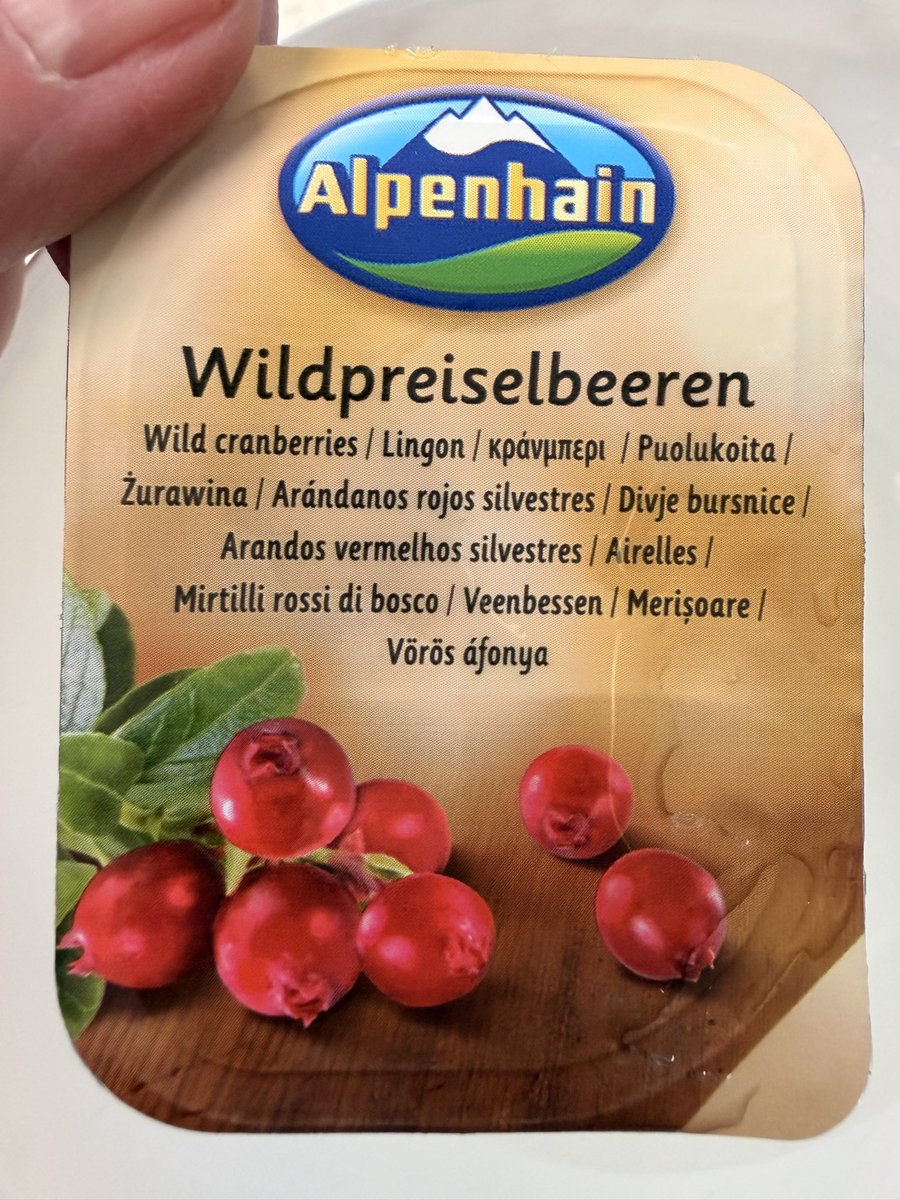 Testar camembert i sir fryern. I förpackningen fanns ett tillbehör. Wildpreiselbeeren och wild cranberries betyder vilda tranbär. Lingon betyder lingon. Vad tror ni, är det tranbär eller lingon i förpackningen?