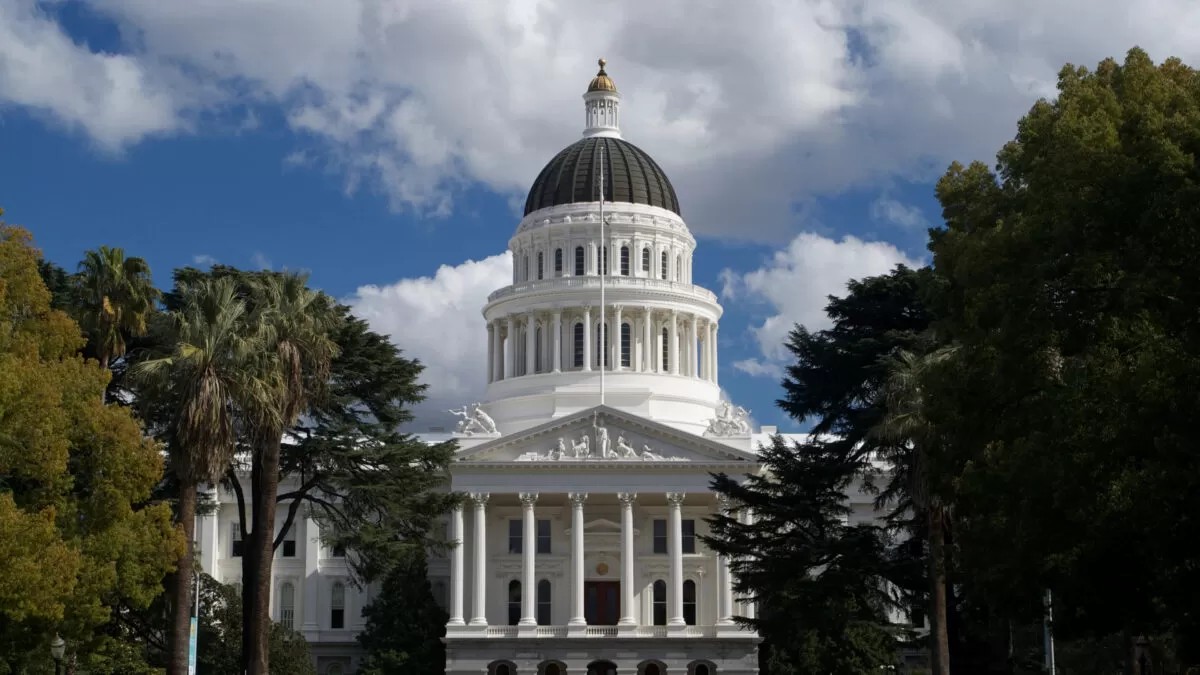 Drewder's tweet image. We forgot the original point: curb state balkanization, not let one blue state bully everyone else via market leverage while feds poke into personal lives. Revive the real Commerce Clause intent. Federalism isn't one state's dictatorship. Thoughts? #CommerceClause #Federalism