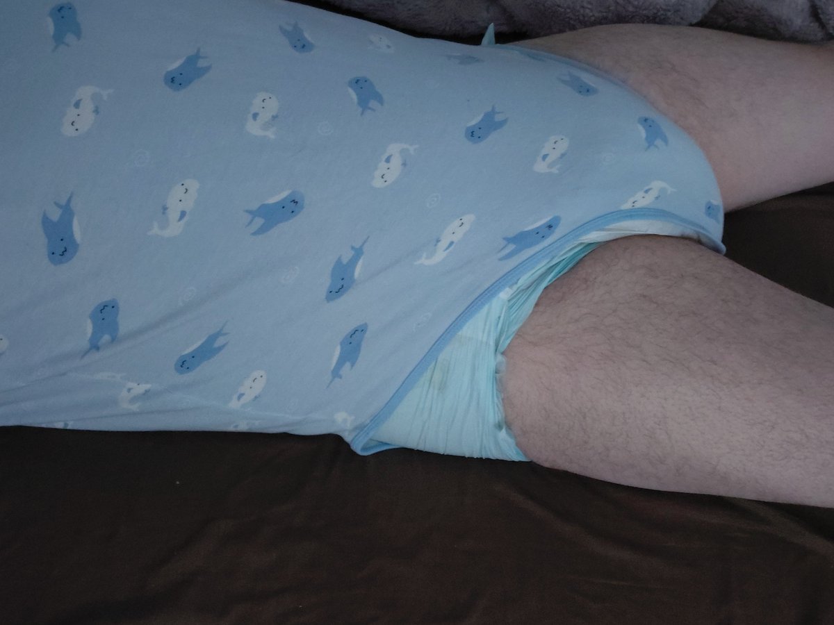 dboy7379's tweet photo. Goodmorning, onesie holding on for dear life... https://t.co/BUROS6pwHg