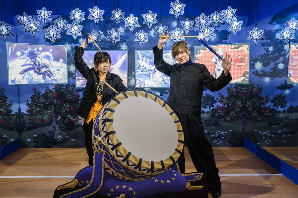 フロイド・リーチのボイスキャストを務める　#岡本信彦　さん、ラギー・ブッチのボイスキャストを務める　#市川蒼　さんが　＃ツイステ展　プレスイベントにご来場されました！
展覧会を楽しまれるお2人の様子がこちら📷

#ツイステ　＃ディズニー