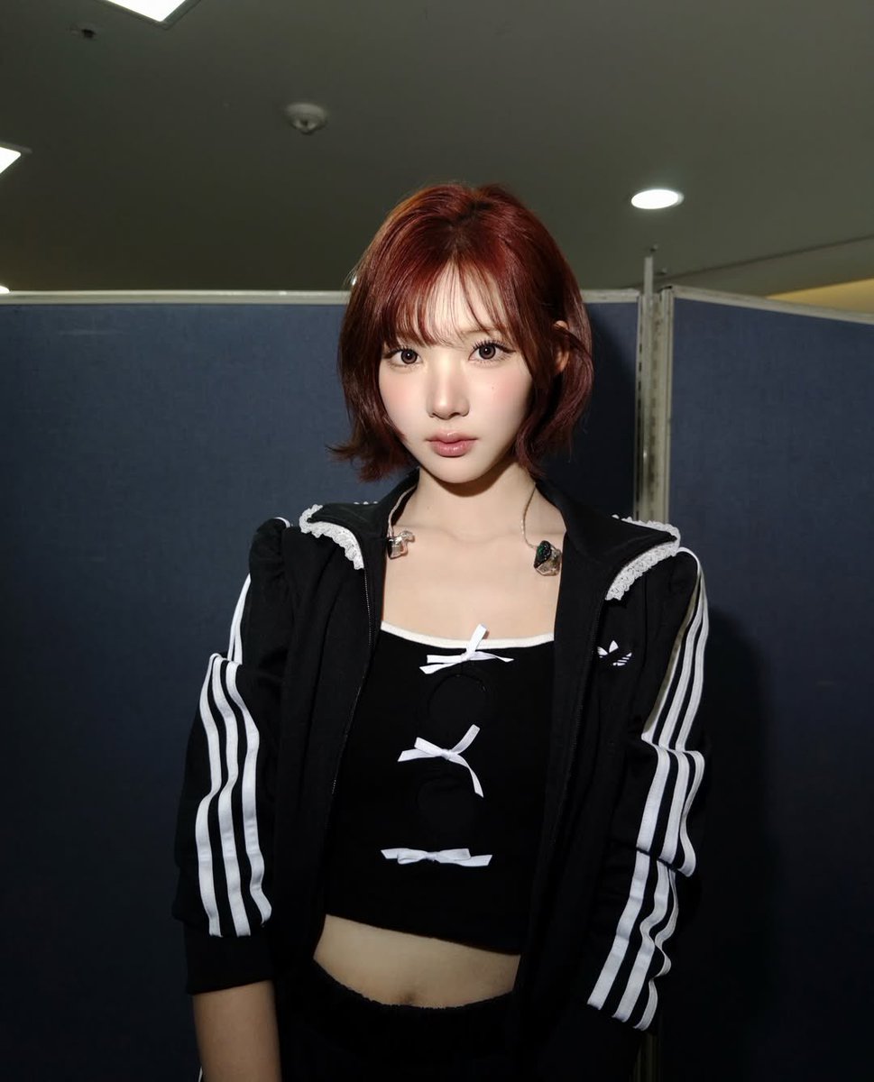 코도 신경쓰이고
입쯀도 신경쓰이고
쇄골도 신경쓰이고
머리카락에 애매하게 가려진 귀도 신경쓰이고
한쪽 소매 걷은 거까지 신경쓰임;;