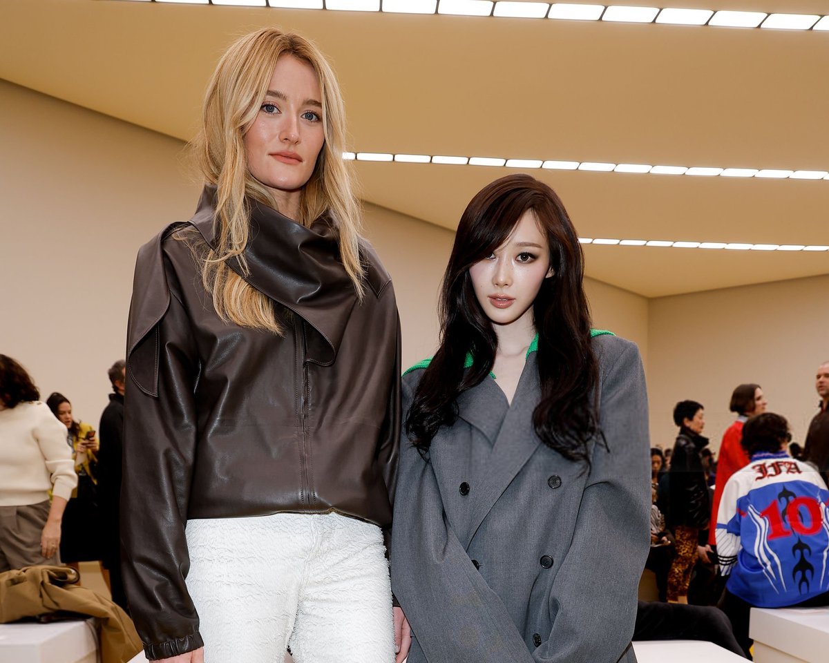 PidgeUpdates's tweet photo. Sarah Pidgeon poses with Giselle of aespa at the Loewe fashion show. https://t.co/bXURwryMae