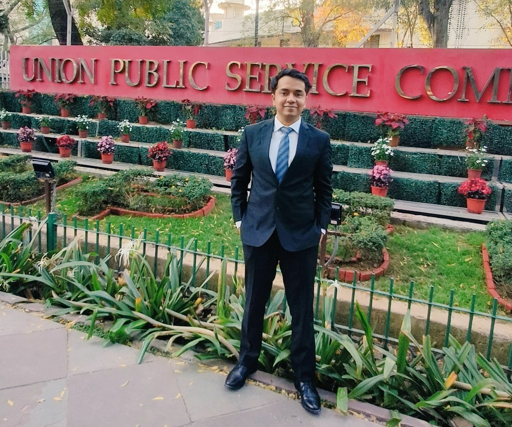 #अभिमानास्पद 

परळी वैद्यनाथ तालुक्यातील पांगरी (गोपीनाथगड) येथील चि. हर्षवर्धन अशोक तिडके याने संघ लोकसेवा आयोगाच्या (UPSC) परीक्षेत राष्ट्रीय पातळीवर ३५५ रँक मिळवत सर्वोच्च नागरी सेवेत आपले स्थान निश्चित केले, हे अत्यंत अभिमानास्पद आणि संपूर्ण परळी तालुक्याची मान उंचावणारी बाब