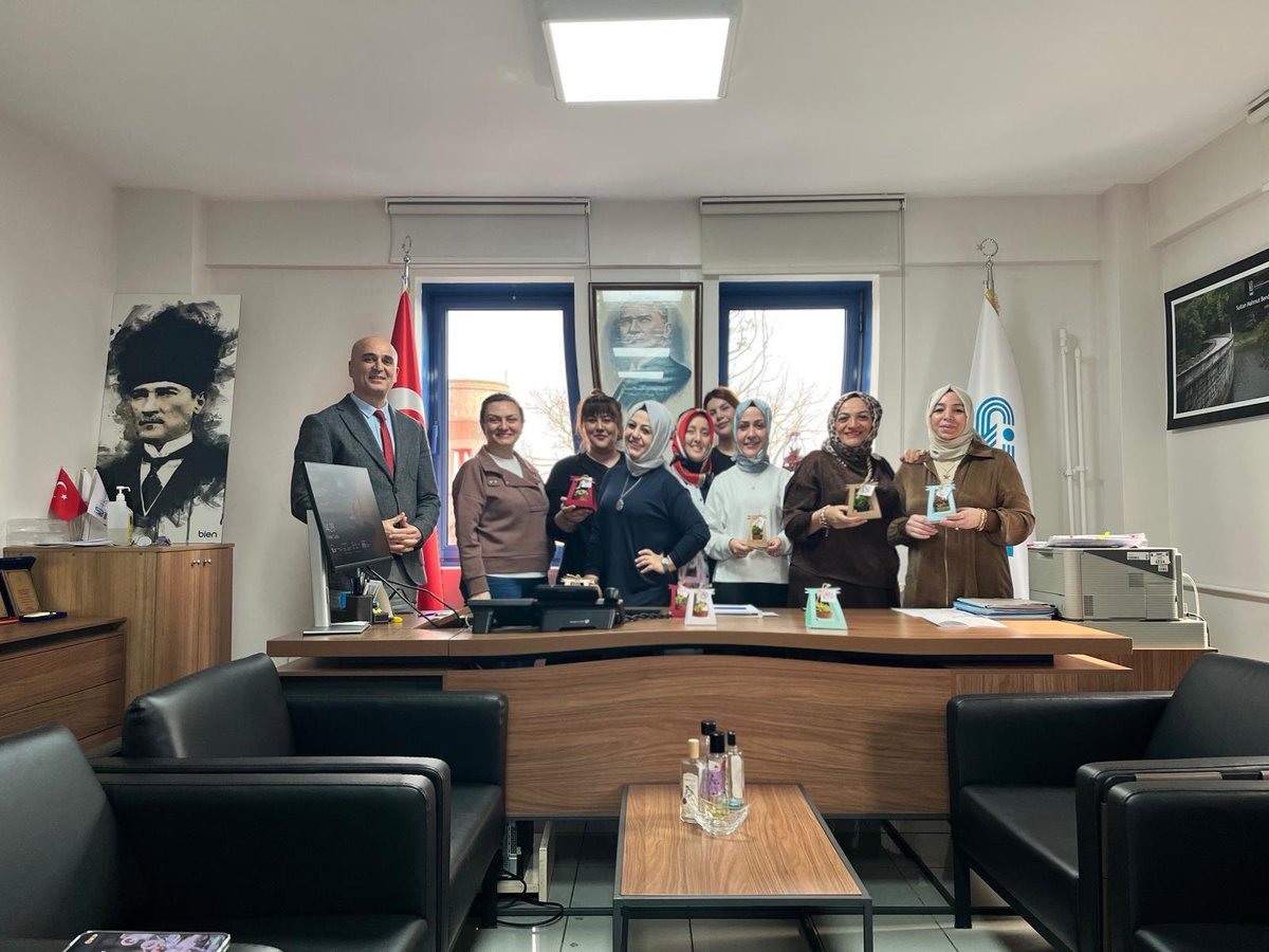 FatmaBKaraduman's tweet photo. 💙Gücüyle ilham veren, sevgisiyle dünyayı güzelleştiren başta ekibimizde ki güçlü kadınlar olmak üzere tüm kadınların 8 Mart Dünya Kadınlar Günü kutlu olsun. 🌸
Kadınların emeği, cesareti ve sevgisi hayatın her yerinde ışık olmaya devam etsin. İyi ki varsınız. 💐@cetintatar34 https://t.co/2AW4gGNCSV