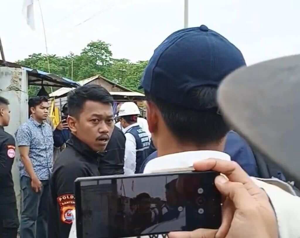 #brimobbanten #kekerasanjurnalis #pengeroyokanwartawanNew Post: Anggota Brimob Polda Banten Pengeroyok Jurnalis Divonis 3 Bulan Penjara #banten #serang #tangerang #cilegon #pandeglang #lebak #tangsel 
 bit.ly/4cwEuPk #brimobbanten #kekerasanjurnalis #pengeroyokanwartawan