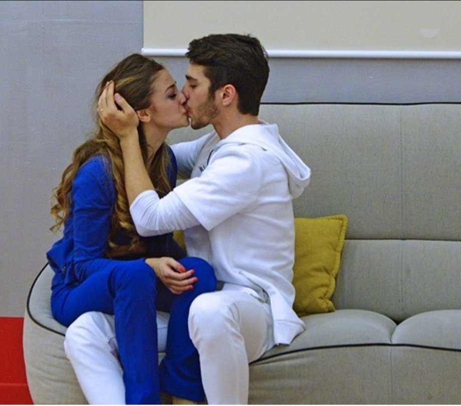 claudiapani00's tweet photo. Esistono Cristian e Virginia ma forse ancora non eravate nate 
#amici25 https://t.co/7IMj7oIs2r