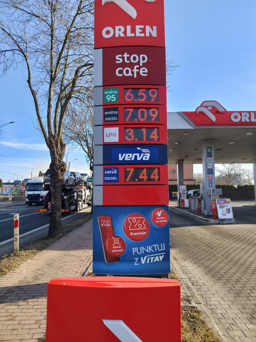 2022: ropa 120 USD → diesel 7,00 zł.
2026: ropa 85 USD → diesel 7,00 zł.
Polscy kierowcy płacą horrendalne ceny, choć ropa jest tańsza niż w szczycie kryzysu! Rząd nie robi NIC – nie obniża akcyzy, nie kontroluje marż, nie chroni kierowców.
