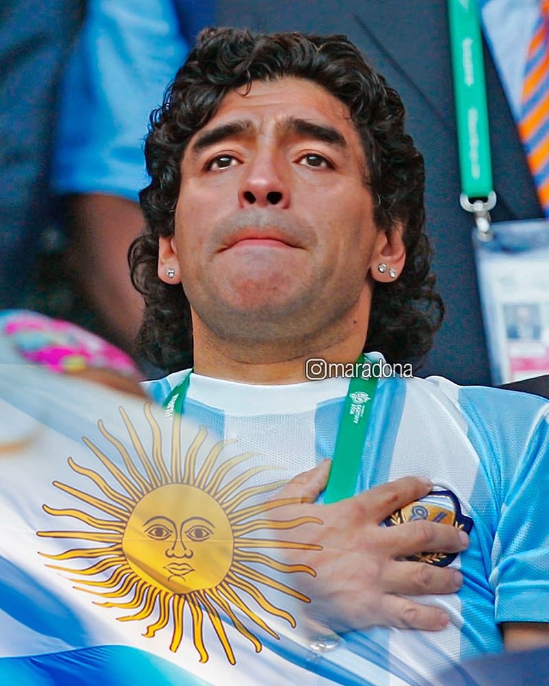 Messi'nin Beyaz Saray'da ağırlanmasının ardından Maradona'nın efsane sözlerini hatırlayalım: 

'Amerikalılar bana bir ödül verdi; Küba'da da bir tane verdiler. Gittim ve Amerikalılara, "sizinki sizde kalsın, ben Küba'dakini alıyorum" dedim.'  

🐐