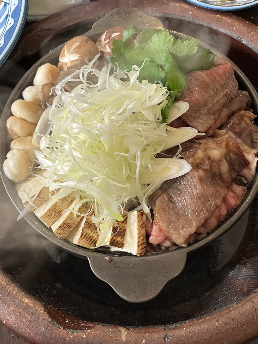 Haidacutlet's tweet photo. 明治村でイチオシなのは大井肉店
なんと炭火ですき焼きを作ってくれる

かつて神戸の街中に建っており、周囲は凄惨な空襲で焼き尽くされたがかろうじて生き残ったうえに、明治村に移築されたおかげで阪神淡路大震災も免れた強運の持ち主

元の店は今でも高級肉料理店として神戸で存続している https://t.co/zEA56sEkpi