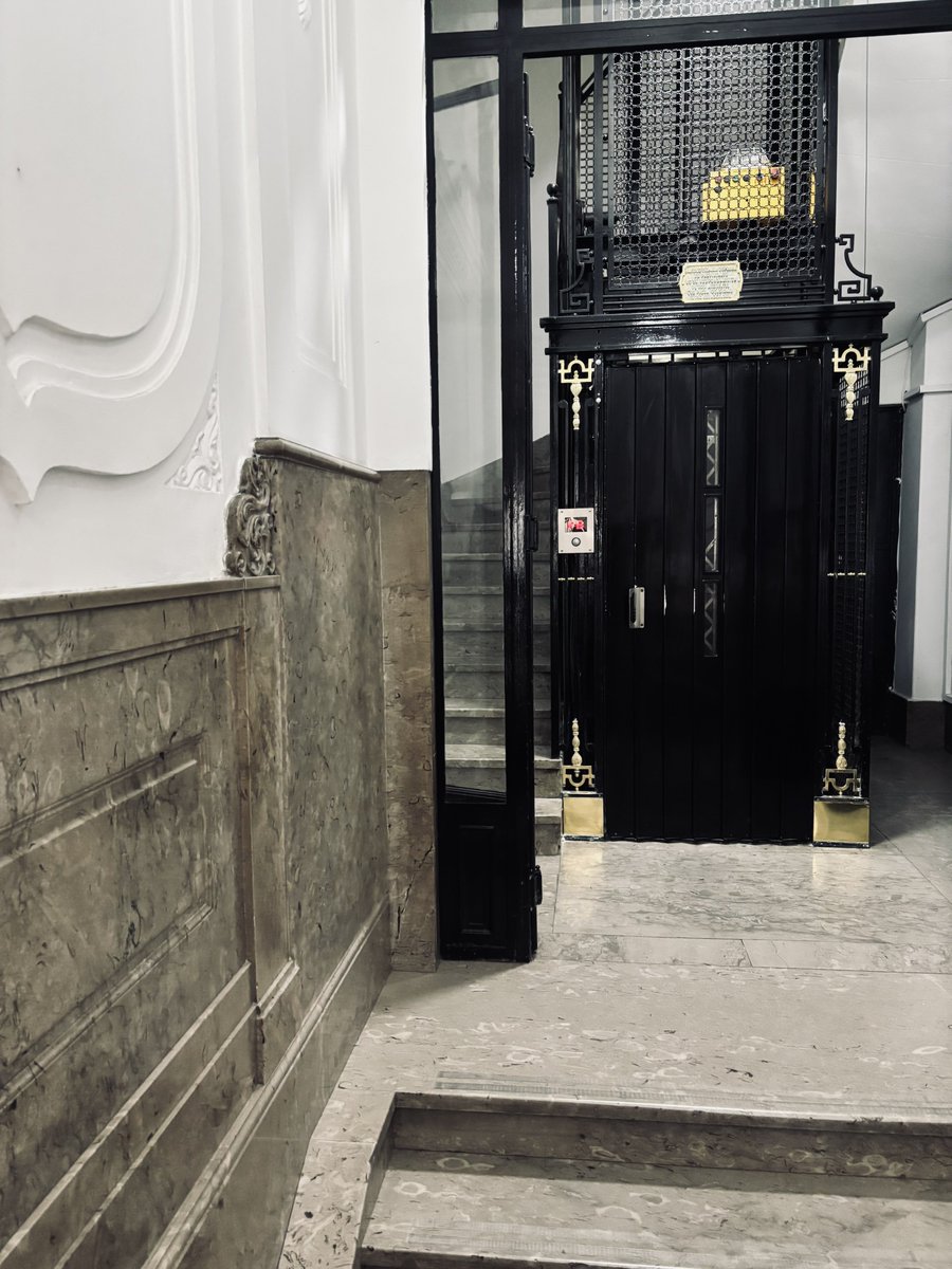 El edificio al que me mudé, tiene 100 años, locura total. No entiendo como la gente de hoy no valora estas cosas.