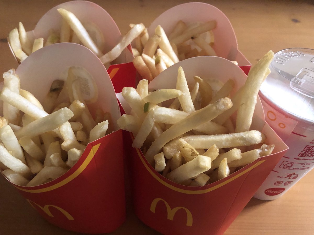 remember_MERRY's tweet photo. 大乱戦中にマックポテト食べた過ぎてLサイズをひとりで4個食らう全然イケそうだな😋

#トレクル https://t.co/pcpBjeTLex