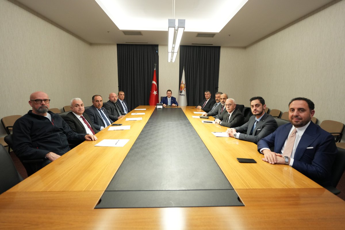 turksagliksengm's tweet photo. Genel Başkan Yardımcılarımız Mustafa Köse, Yüksel Koçak ve Mehmet Akmaz, Ankara Şube Başkanlarımız ile birlikte AK Parti Genel Başkan Yardımcısı ve Sağlık Politikaları Başkanı Prof. Dr. Halit Yerebakan’ı ziyaret etti.

Gerçekleştirilen ziyarette sağlık çalışanlarının sorunları ve beklentileri Sayın Yerebakan’a aktarıldı.

Ziyarette ayrıca sendikamız tarafından düzenlenen ve çalışanların katılımıyla gerçekleştirilen çalıştayların sonuçlarının kitaplaştırıldığı “Çalıştaylar Serimiz” kendilerine takdim edildi.