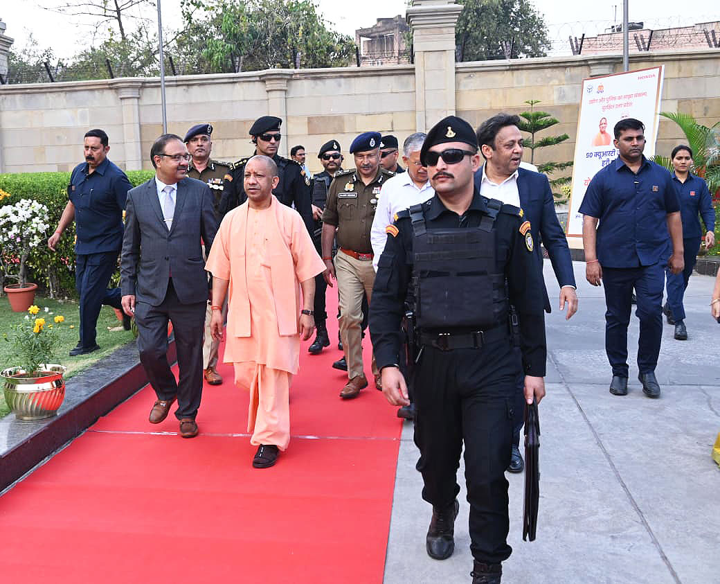 myogiadityanath's tweet photo. 'सेफ यूपी-समृद्ध यूपी' की परिकल्पना को और सुदृढ़ करने हेतु आज लखनऊ में होंडा इंडिया फाउंडेशन और @Uppolice द्वारा आयोजित कार्यक्रम में सहभाग कर 50 QRT वाहनों को हरी झंडी दिखाकर रवाना किया।

@UPGovt और यूपी पुलिस Zero Tolerance-Zero Corruption की नीति के अंतर्गत पूरी प्रतिबद्धता के साथ कार्य कर रही है।  

उत्तर प्रदेश पुलिस बल से जुड़े हमारे सभी बहादुर जवानों एवं होंडा इंडिया फाउंडेशन को हृदय से बधाई एवं शुभकामनाएं।