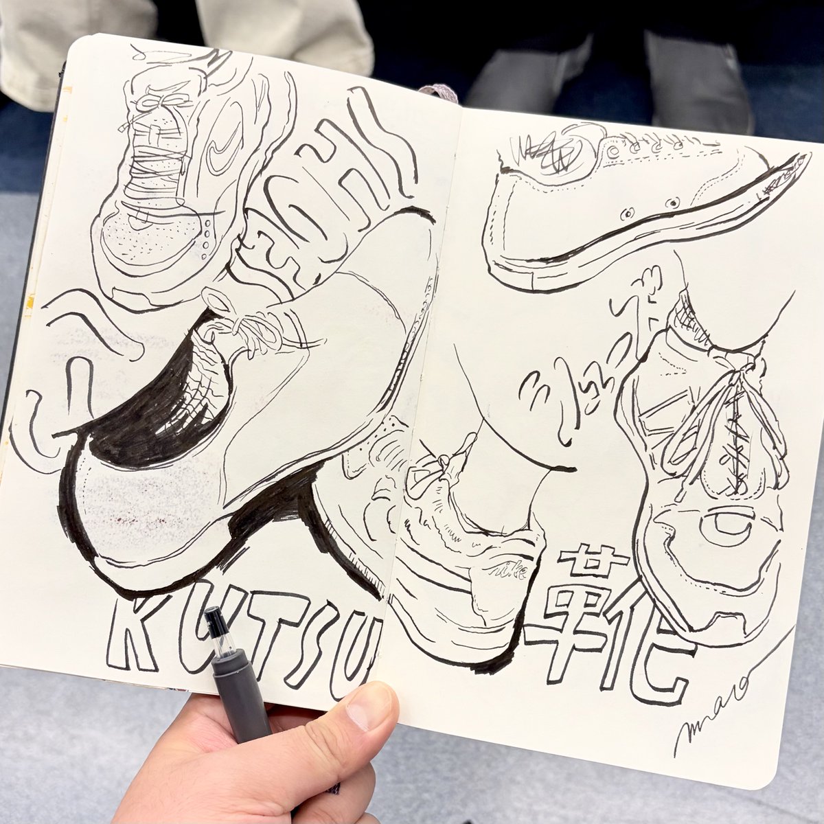 いろいろなところで、少しづつ描きたしていた靴のページ 電車の中で