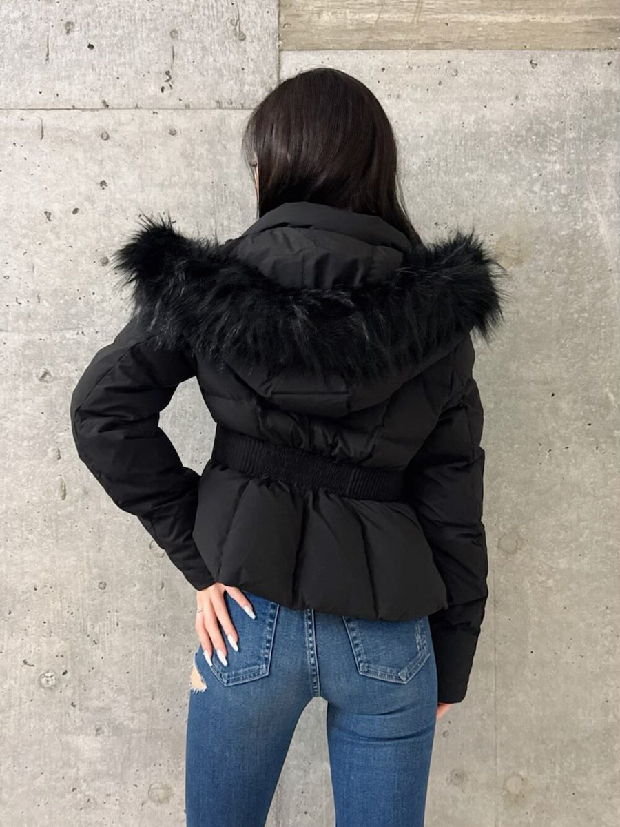 met_denim's tweet photo. 美人店員のhinanoさん https://t.co/4UhaS3oBfS