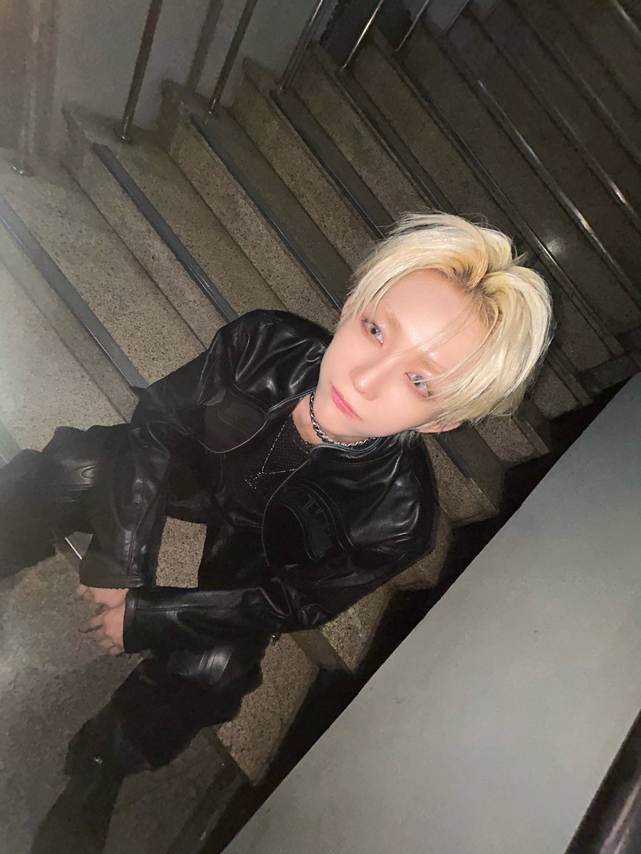 LAVIN_SOUNDS's tweet photo. [📸]

✨260306 KBS2 뮤직뱅크(MUSIC BANK)✨

#LAVIN #래빈 
#사랑하고싶지않아 https://t.co/jMsBxlX4xZ