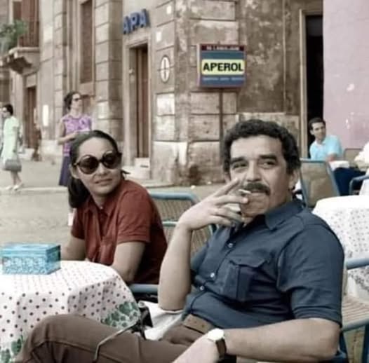 "Conozco a gente del pueblo raso que ha leído "Cien años de soledad" con mucho gusto y con mucho cuidado, pero sin sorpresa alguna, pues al fin y al cabo no les cuenta nada que no se parezca a la vida que ellos viven".
Gabriel García Márquez
García Márquez y Mercedes Barcha en