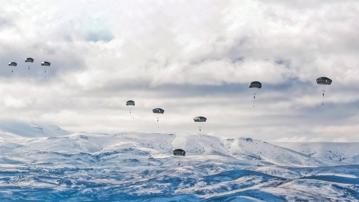 Soğuk dağlar, korkusuz yürekler. 🇹🇷

#MillîSavunmaBakanlığı
#GününFotoğrafı 📸