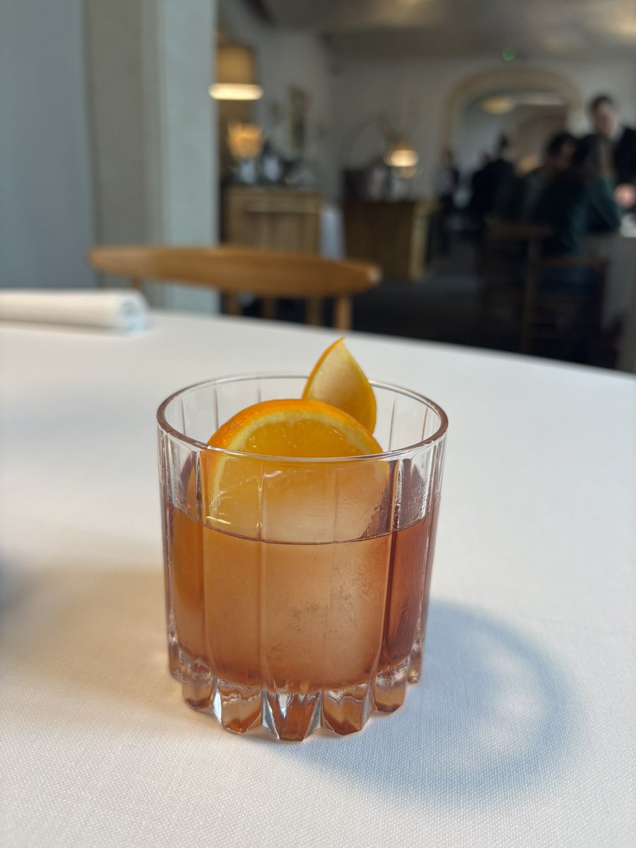 salsadechiles's tweet photo. Hoy toca Barcelona. Y qué mejor en un restaurante que tiene como cocinero a un jerezano que empezar con un “negroni oloroso”. Aleia, de Rafa Bedoya, fue premio Salsa de Chiles en la última edición y ahora está estrenando las dos estrellas. https://t.co/Ab9m1L8vJm