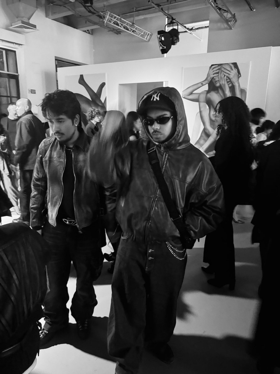 donovan_adp's tweet photo. Paris Fashion Week 26 ! 🤘🏽 

#parís #fashion #fashionweek #mode #pic https://t.co/owBaQ7pQhf