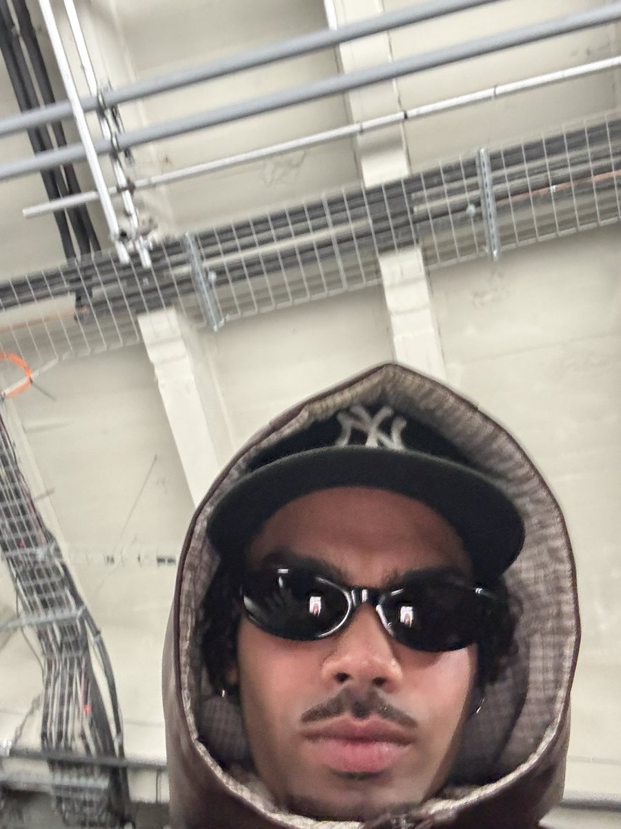 donovan_adp's tweet photo. Paris Fashion Week 26 ! 🤘🏽 

#parís #fashion #fashionweek #mode #pic https://t.co/owBaQ7pQhf