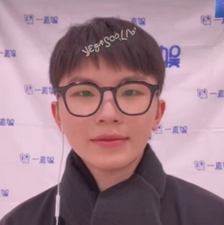 카휘바라 같음
나랑 이렇게 대치함
무의식적으로 쓰다듬자마자 벌금청구딱지 맞고