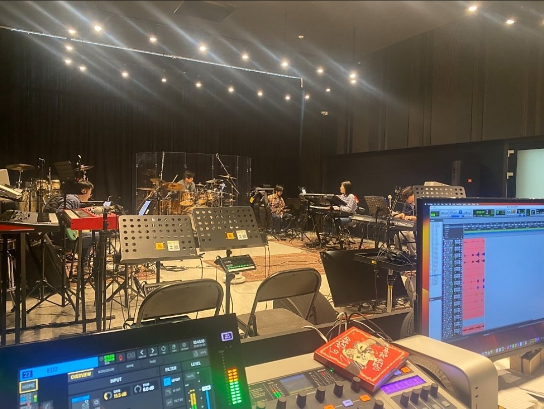 Persiapan Fan Meeting #KimNamGil #김남길 <G.I.L>!
Band Fan Meeting sudah melakukan rehearsal di Afro Studio pada 2 Maret 2026.
MTR setup beserta bagian-bagian yang diperlukan sudah disiapkan, dan sesi rekaman multitrack pun sudah dilakukan 👏🏻

Sumber: 
🔗m.blog.naver.com/PostView.naver…