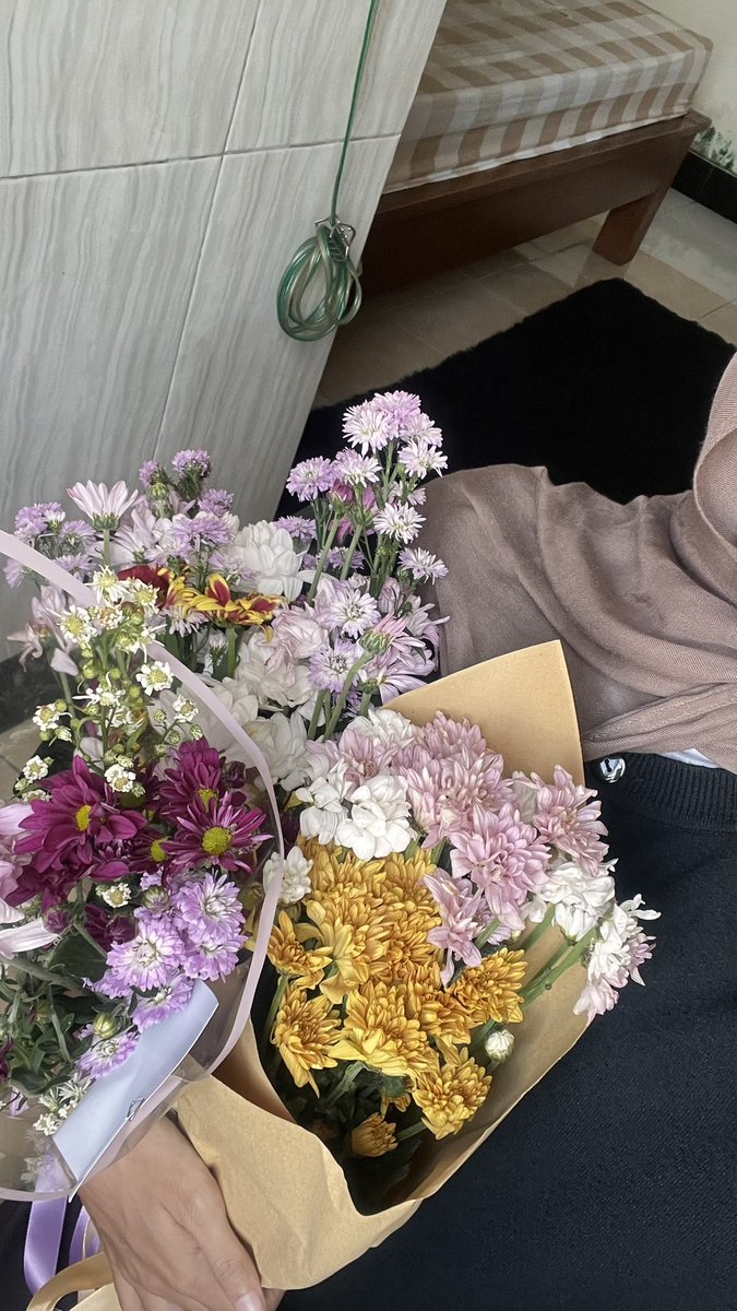 yoteshere's tweet photo. gais aku udah sempro, lanjut revisi sekarang atau abis lebaran ya wkwk https://t.co/djMCoNuwpj
