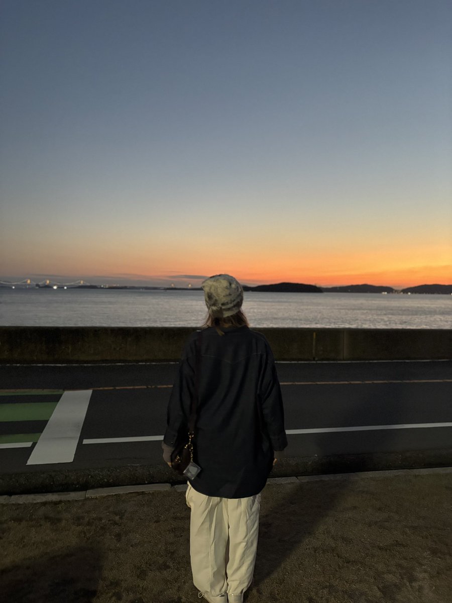 chisatomusic1's tweet photo. ライブスケジュール
更新しました🎶
🏠HP
https://t.co/YShg6ZGGGw

急に海が見たくなった☺️
(瀬戸内海に寄り添う夕陽✨) https://t.co/ENQfpnxwaF