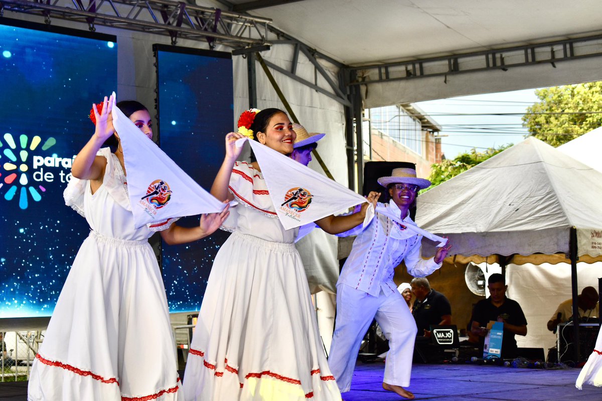 EsCulValle's tweet photo. ¡El talento del Valle no se detiene! 🎭 La @GobValle y @CulturaValle impulsaron las Muestras Artísticas en las comunas 12 y 13 de Cali. Niños y jóvenes brillaron en danza, música y teatro, transformando su comunidad a través del arte. ✨ https://t.co/Uu0ka0pPOE