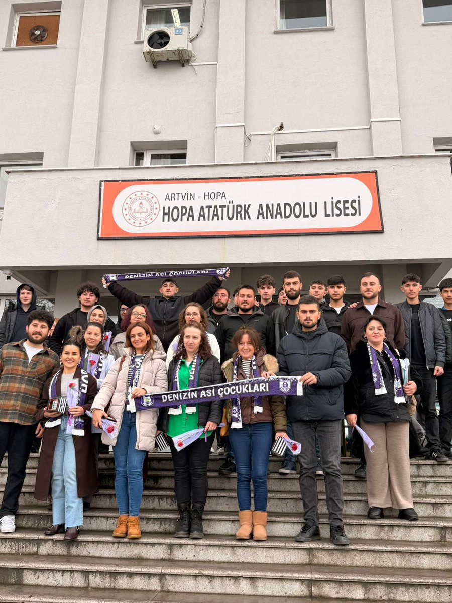 denizinasileri's tweet photo. #ZİYARET 
Öğretmenler Yeni Nesil Sizin eseriniz olacaktır! 

Bugün Hopa Nuri Vatan Anadolu Lisesi ve Hopa Atatürk Anadolu Lisesinde görev yapan  kadın öğretmenlerimizi 8 Mart Dünya Kadınlar günü öncesi ziyaret ettik.
Geçen gün kaybettiğimiz Fatmanur Çelik öğretmenimiz başta olmak üzere katledilen  ve mağdur edilen kadınlarımızın anısına karanfillerimizi  ve atkılarımızı öğretmenlerimize takdim  ettik. 
Misafirperverlikleri için öğretmenlerimize teşekkür ediyoruz. 

Çocuklarımızı şiddetle değil sevgiyle büyütelim!