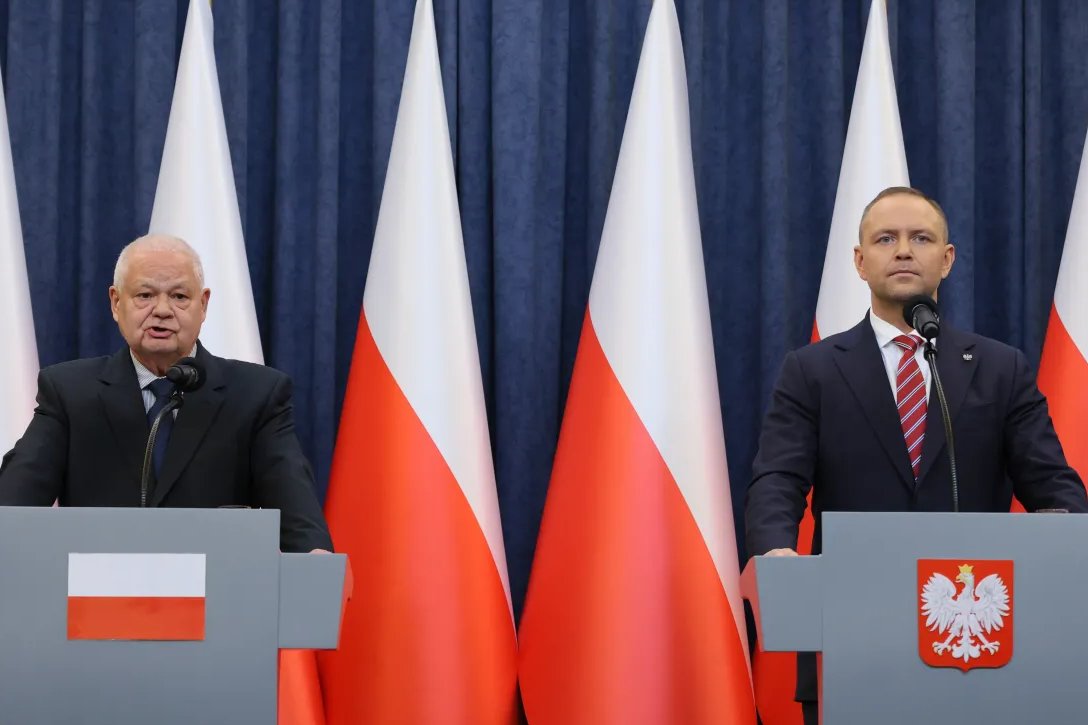 Profesor Dudek, jak zawsze celnie ocenił sytuację...

"Prezes Adam Glapiński dlatego postanowił pomóc Karolowi Nawrockiemu, ponieważ wkrótce do obsadzenia będą trzy stanowiska w zarządzie NBP".

Obsadzenie tych stanowisk wymaga podpisu prezydenta. Za stołki i pieniądze są gotowi