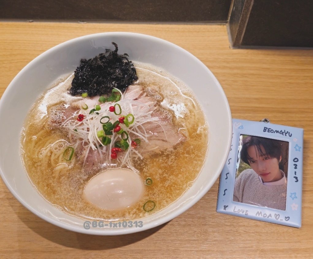 BG_txt0313's tweet photo. TXT 新ラーメン聖地 🍜
「ラーメン GINZA TON BOX」特製塩ラーメン
あっさり塩味だけどあっさりしすぎてなくて美味しかった!
過去のラーメン聖地が残念ながらどちらもなくなってしまったから新しい聖地が近くにできて嬉しい✨
#TOMORROW_X_TOGETHER #TXT
#TONBOX #和海 #凪
#ラーメン聖地 https://t.co/XRqw6ZKL7o
