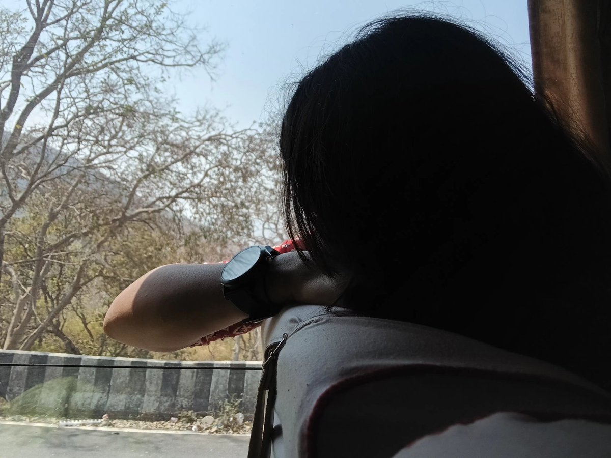जैसे कुछ खोए और 
खोकर वह मिले नहीं 
फिर भी उस खोए की याद बस रहे
वैसे तुम खोयीं मैं खोया 
खोकर फिर मिले नहीं आपस में 
याद ही बच रही।

(केदारनाथ अग्रवाल)