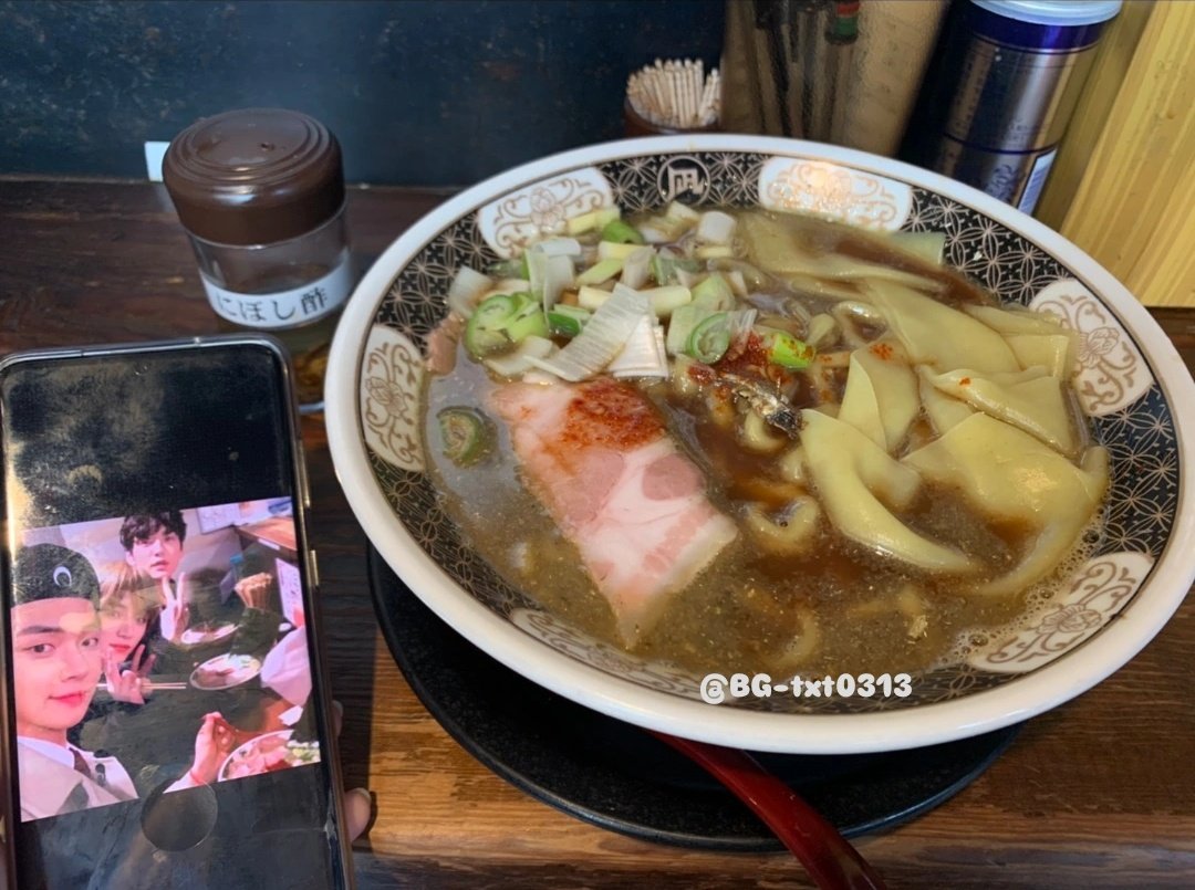 BG_txt0313's tweet photo. TXT 新ラーメン聖地 🍜
「ラーメン GINZA TON BOX」特製塩ラーメン
あっさり塩味だけどあっさりしすぎてなくて美味しかった!
過去のラーメン聖地が残念ながらどちらもなくなってしまったから新しい聖地が近くにできて嬉しい✨
#TOMORROW_X_TOGETHER #TXT
#TONBOX #和海 #凪
#ラーメン聖地 https://t.co/XRqw6ZKL7o