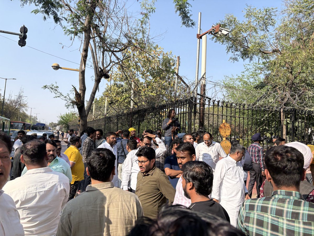 AkashGupta235's tweet photo. दिल्ली विधानसभा के 'फाँसी घर' को 'टिफ़िन घर' बताना हमारे शहीदों की शहादत का मज़ाक उड़ाना है। भाजपा अपनी राजनीति के लिए क्रांतिकारियों के इतिहास को मिटाना चाहती है।

आज दिल्ली पानी के बिल, गंदगी, फीस और प्रदूषण से बेहाल है, https://t.co/v7cFmU5SfI