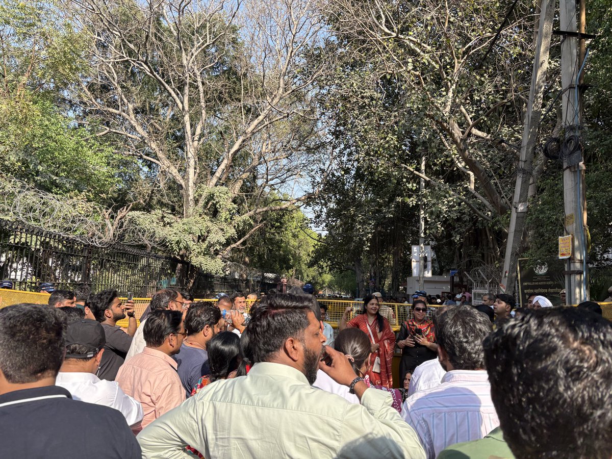 AkashGupta235's tweet photo. दिल्ली विधानसभा के 'फाँसी घर' को 'टिफ़िन घर' बताना हमारे शहीदों की शहादत का मज़ाक उड़ाना है। भाजपा अपनी राजनीति के लिए क्रांतिकारियों के इतिहास को मिटाना चाहती है।

आज दिल्ली पानी के बिल, गंदगी, फीस और प्रदूषण से बेहाल है, https://t.co/v7cFmU5SfI