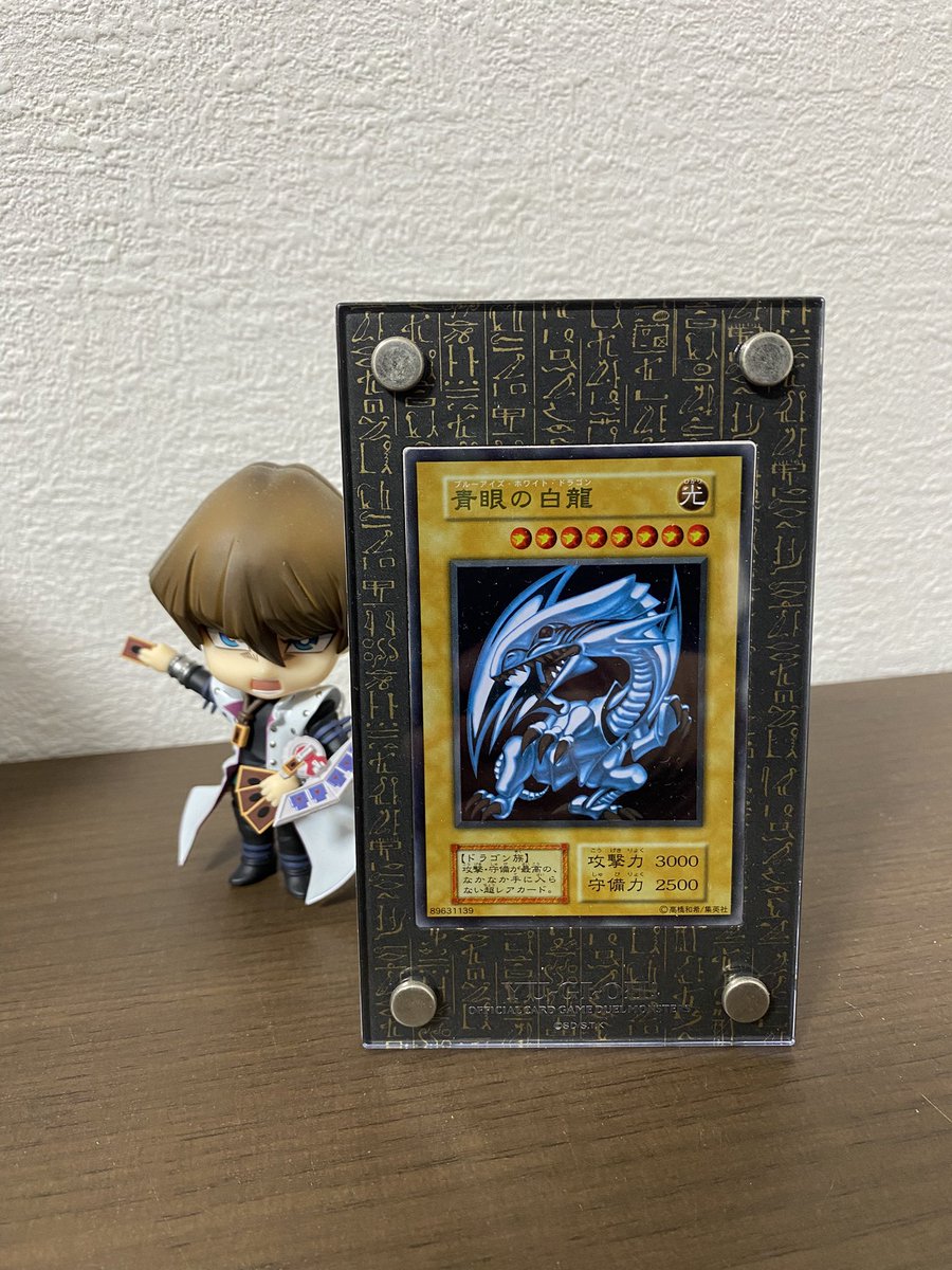 BEChoir3000's tweet photo. 今日は青眼の白龍の誕生日！

初登場は1999年3月6日公開の東映版映画「遊戯王」の劇場限定版として先行販売されたSTARTER BOXですね。
その1ヶ月前に出たパックvol.1の表紙にも描かれているので、当時の自分はそちらに収録されているものと思いこんでおりました笑

27周年おめでとうございます！（寺） https://t.co/fXFeNJ5q8m