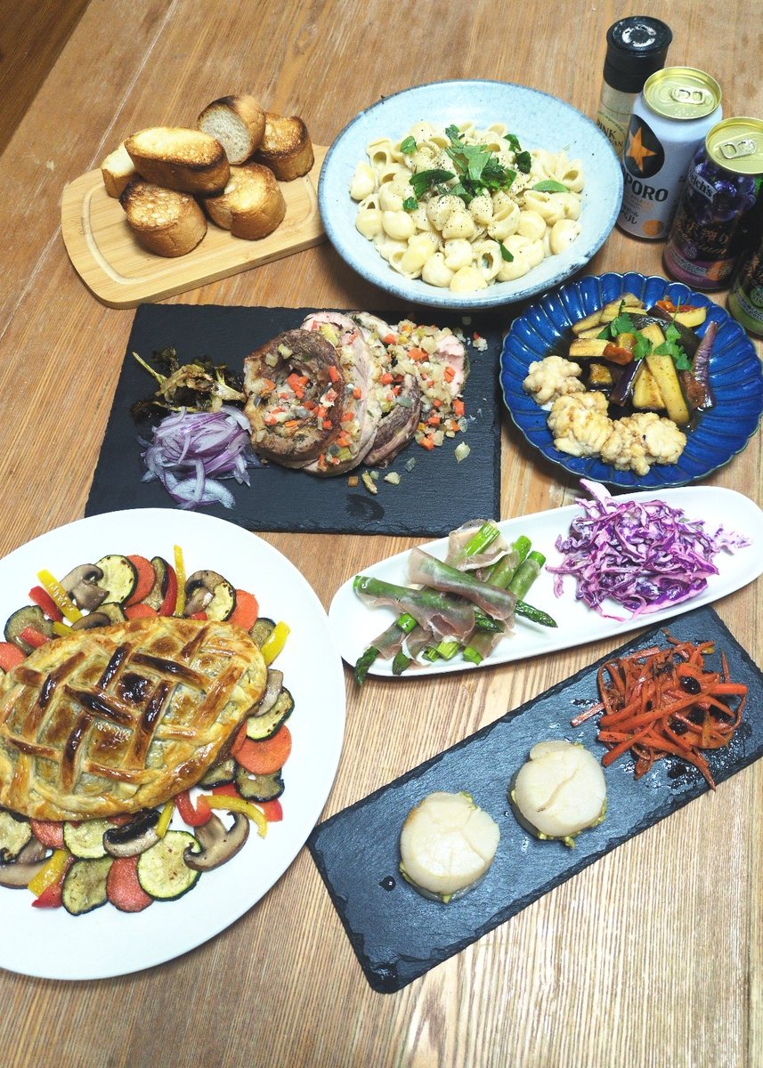 adolf501's tweet photo. 久しぶりにちゃんと買い物行ってお料理

牛ヒレ肉、白子、ホタテ、アスパラ、ゴルゴンゾーラ等
好きな物を好きな様に調理

ポルケッタ焼きながらせっせと仕込み
パイ包みもいい感じに焼けました
キャロットラペはレーズン無かったので
クランベリーで代用したけど美味しかった
#おうちごはん https://t.co/kERaydtIzZ