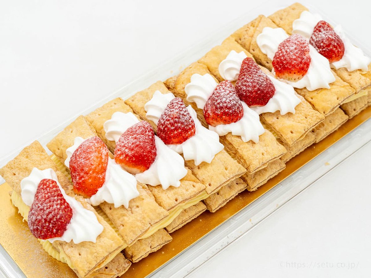 ult_setsuko's tweet photo. 【コストコ新商品】

いちごのミルフィーユ🍓
・800g、2,298円、1ｶｯﾄあたり約215kcal
・パイがスティック型で食べやすい（天才）
・生地軽め、カスタードクリームたっぷり

見た目も可愛くておすすめのスイーツです！

レビュー👇
https://t.co/WnkbuMEWC8 https://t.co/TphlBBhtNd