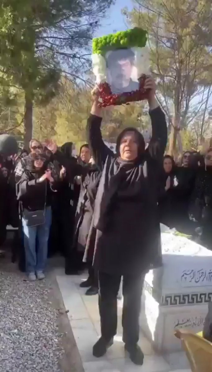 باخبر شدم که مادر جاویدنام رستم مبارک‌آبادی، همان زنی که شجاعانه در مراسم چهلم فرزندش جاویدشاه می‌گفت و با موزیک «شاه ما آهنگر است» عکس پسرش را بالا برد، یکشنبه‌شب هفته گذشته به همراه دیگر اعضای خانواده‌اش دستگیر و به مکانی نامعلوم منتقل شده است. بهانه بازداشت هم این بود که پس از