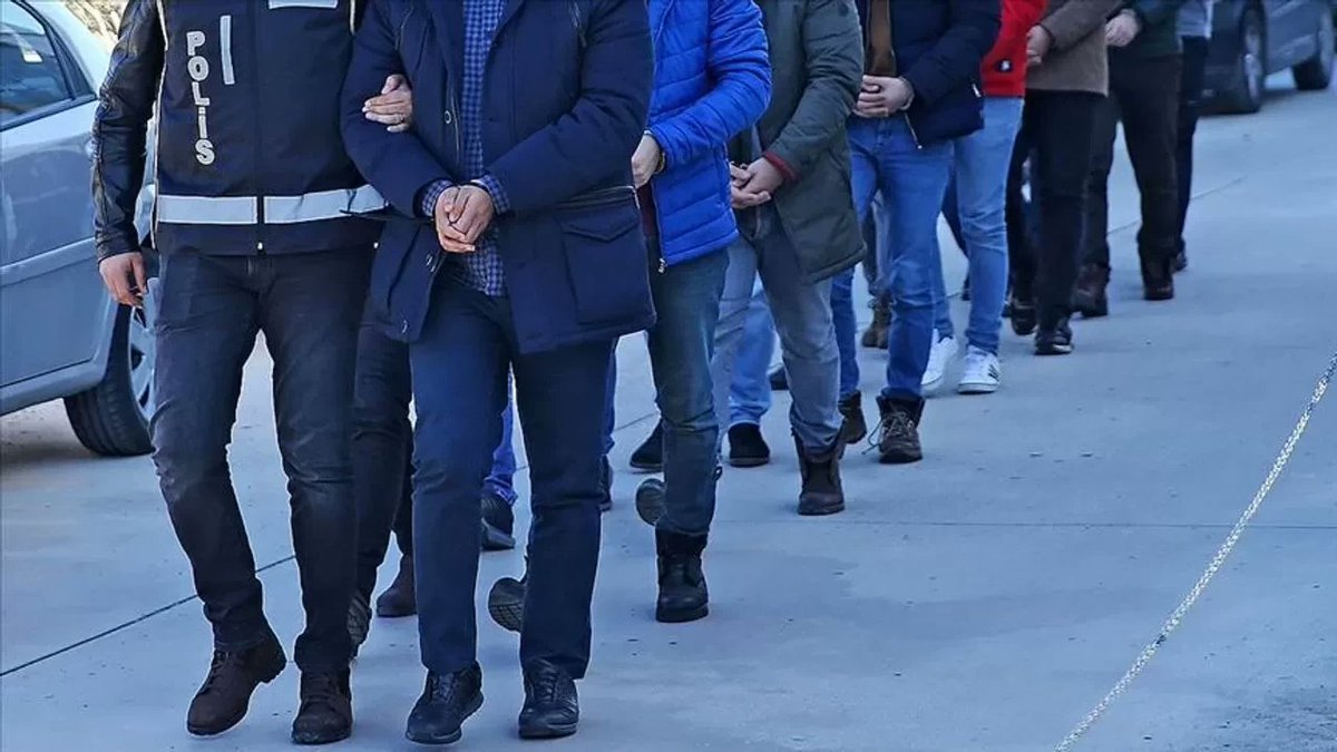 TurkgunGazetesi's tweet photo. Polis göz açtırmadı! ‘Casperler' suç örgütüne yönelik yeni operasyon
https://t.co/ABERplVNe7
#Casperlar #SilahlıSuçÖrgütü https://t.co/pbit6LQkUj