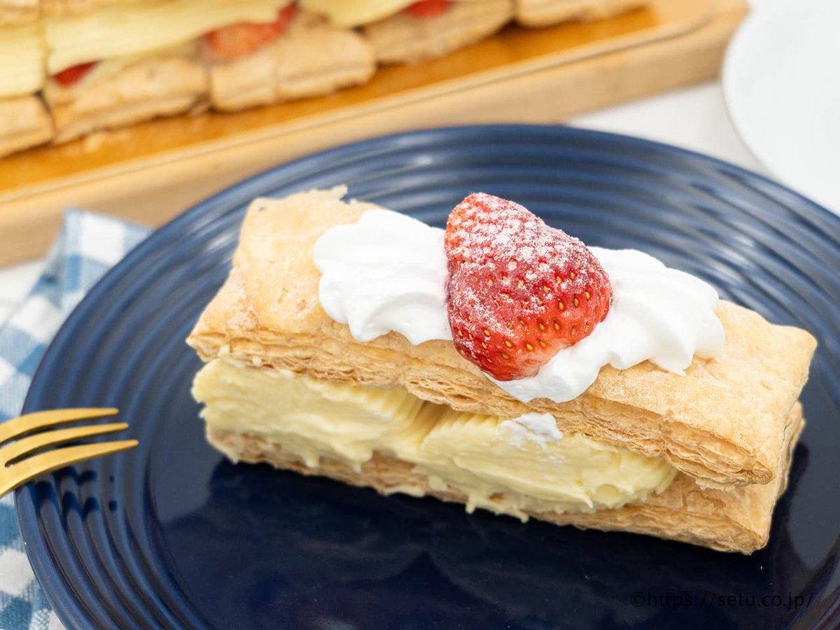 ult_setsuko's tweet photo. 【コストコ新商品】

いちごのミルフィーユ🍓
・800g、2,298円、1ｶｯﾄあたり約215kcal
・パイがスティック型で食べやすい（天才）
・生地軽め、カスタードクリームたっぷり

見た目も可愛くておすすめのスイーツです！

レビュー👇
https://t.co/WnkbuMEWC8 https://t.co/TphlBBhtNd