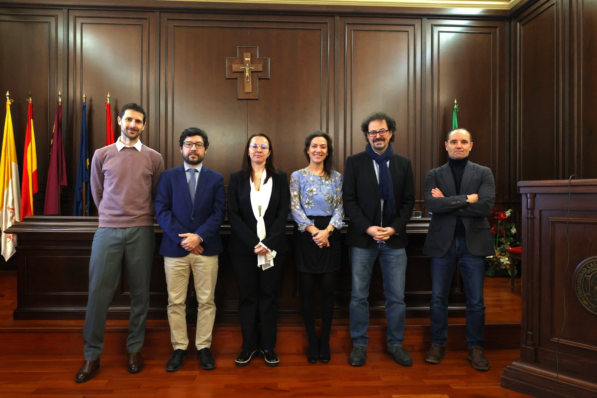 UCAM_Investiga's tweet photo. 🎓📚 Enhorabuena a Priscilla Herrera por la defensa de su tesis doctoral en la @UCAM.

🧠📊 Su investigación analiza cómo factores como la saturación publicitaria y la novedad en el patrocinio deportivo influyen en la atención del público y el recuerdo de las marcas, aportando nuevas claves desde el ámbito del neuromarketing aplicado al deporte.