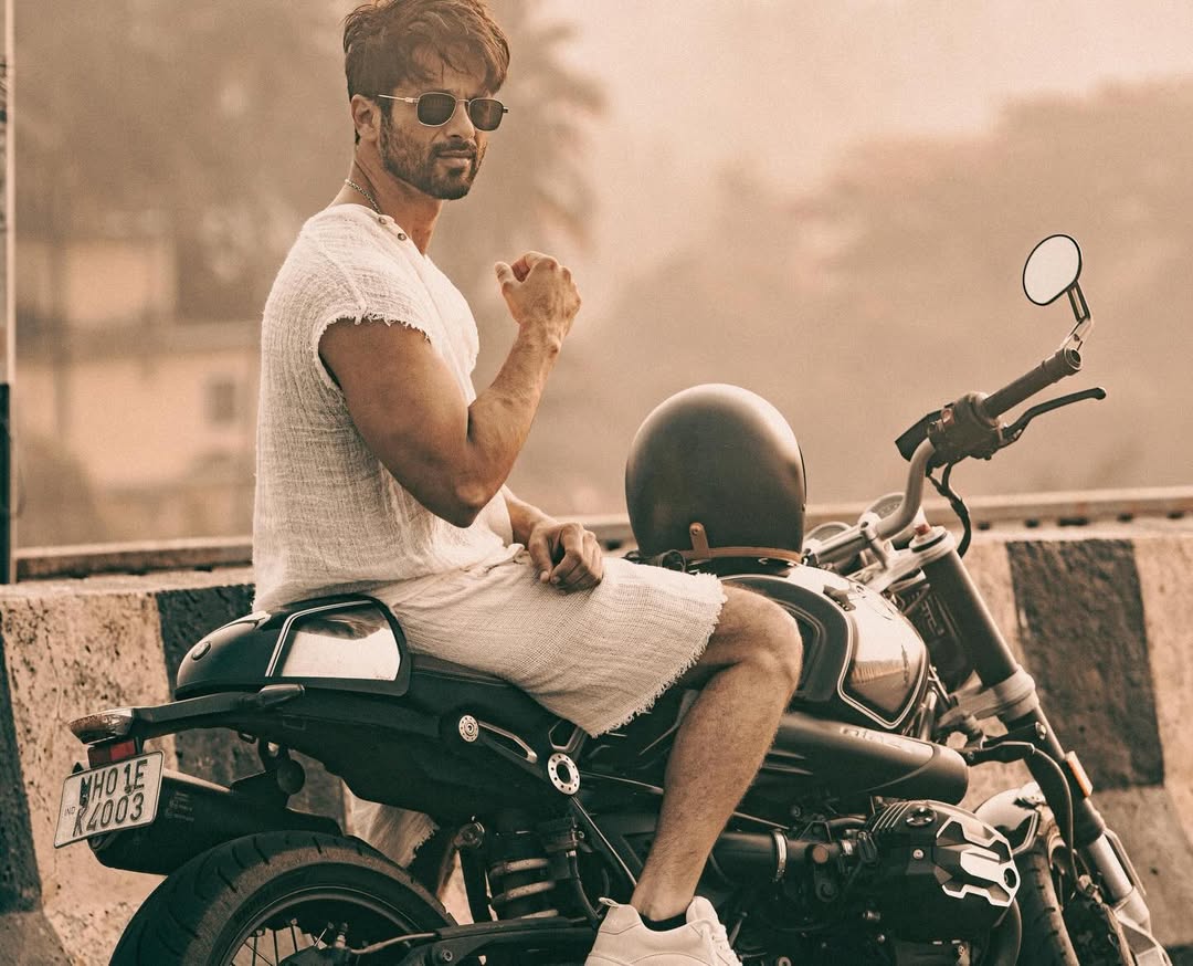 filmfare's tweet photo. #ShahidKapoor in his element > 😍

#Celebs https://t.co/xfDbFRfHAz