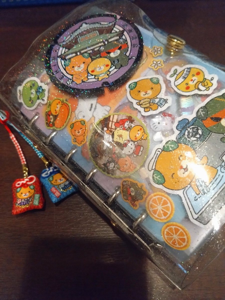 aoiaoi0084's tweet photo. はい！
パンパンに膨らんだ
シール帳(笑)

愛媛県人だけに
みきゃんとのコラボシールから！！！

地味にお守りもみきゃんでし！

#シール帳 https://t.co/Jni2koJGCm