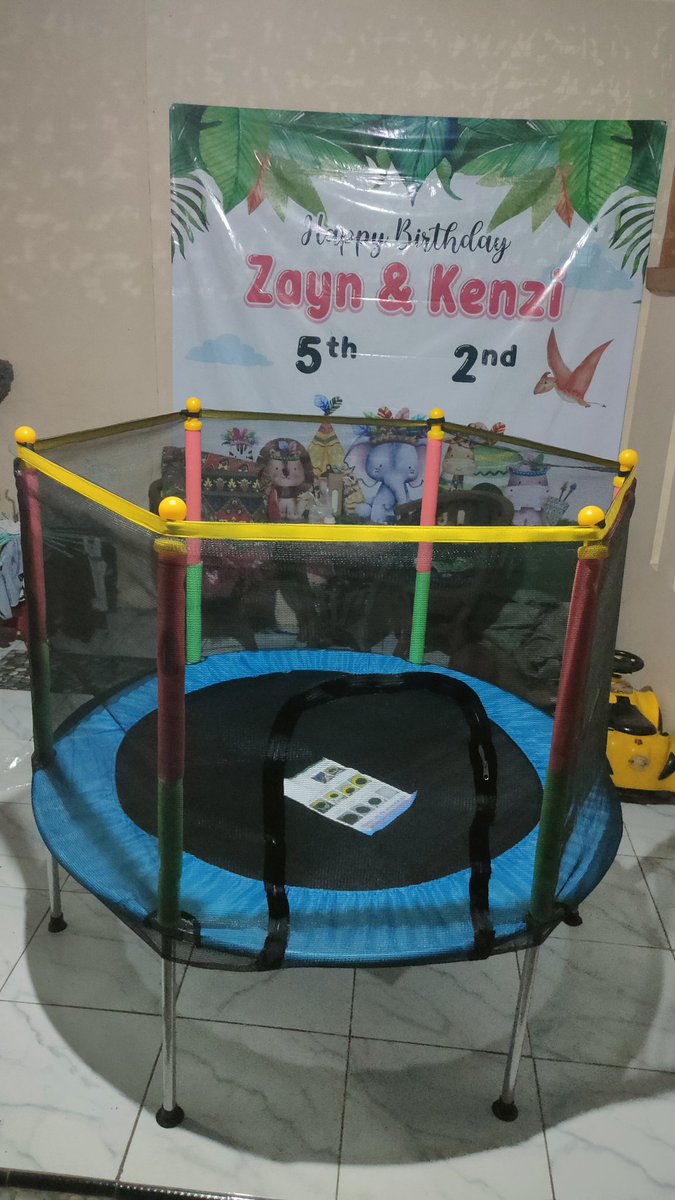 MDjancuk's tweet photo. Diumur berapa kalian tau kalo ada satuan berat namanya JIN ?

Jadi kemarin gw abis ngerakit trampolin kan , nah pas udah selesai gw duduk lah diatas trampolin nya sambil baca-baca buku petunjuk nya, disitu gw nyari-nyari dong berat beban maksimal yg bisa ditopang trampolin tersebut tapi kok ga ada yg menunjukan satuan berat seperti KG pada umumnya , setelah dibaca-baca ulang gw penasaran sama tulisan 200 JINS lalu gw coba searching dan ternyata JIN itu satuan berat versi china dong.

Jadi 1 Jin itu = 0,5 kg atau 500gr , jadi berat maksimal yg bisa di topang trampolin yg gw rakit itu ternyata 100kg  , sebuah pengetahuan baru dari hasil ngerakit trampolin 😄
