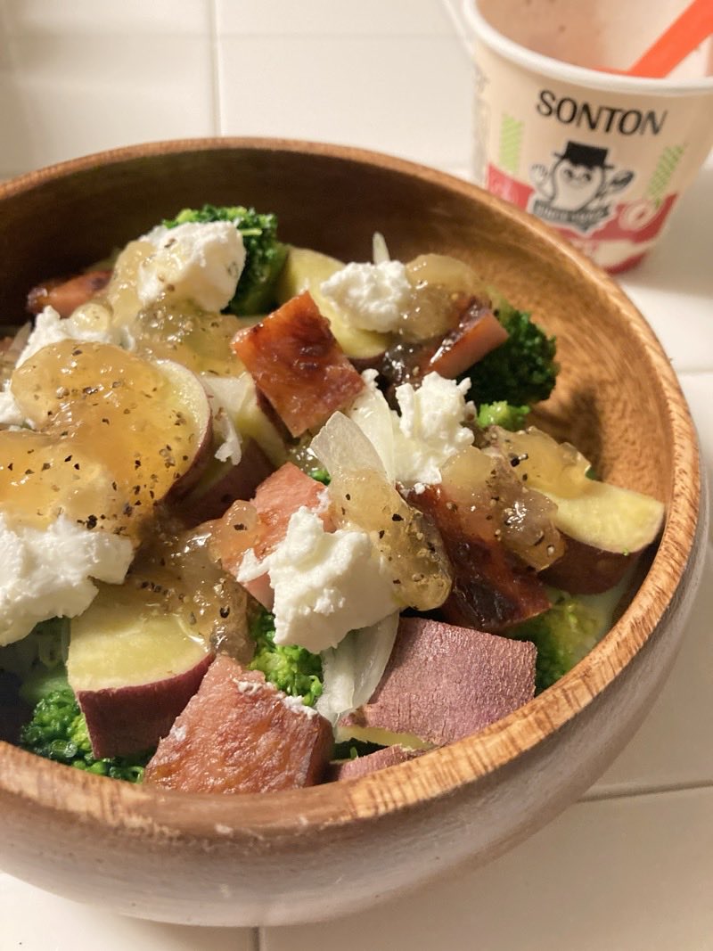 preacc_study's tweet photo. 【今夜のおつまみ】
ソントンのシャキシャキりんごジャムが
少しだけ残ったので
🧅🥦🍠、厚切りハム、水切りヨーグルトのサラダにかけるドレッシングにアレンジ

［りんごジャムドレッシングのレシピ］
ジャム1:お酢1:オリーブオイル0.5
＋塩胡椒

#ビール女子 #晩酌 #アレンジレシピ https://t.co/VdKoNlFmgU