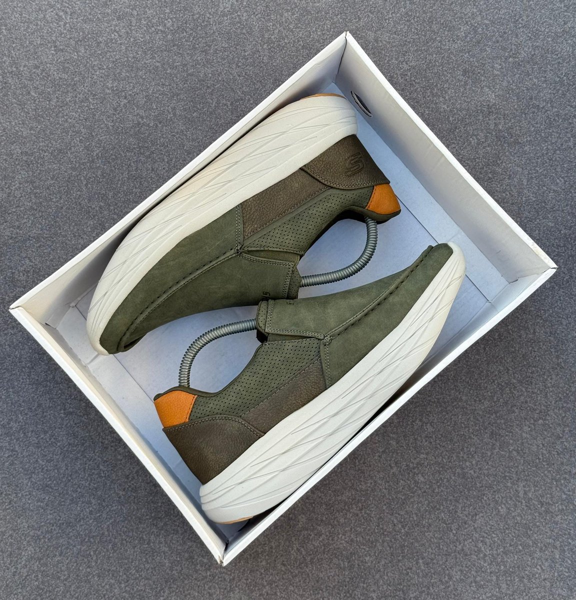 GregoryCle86748's tweet photo. Brand :SKERCHERS 
Size:40-46
Price:85,000/=Tsh
High quality https://t.co/z6bkohnFqr
