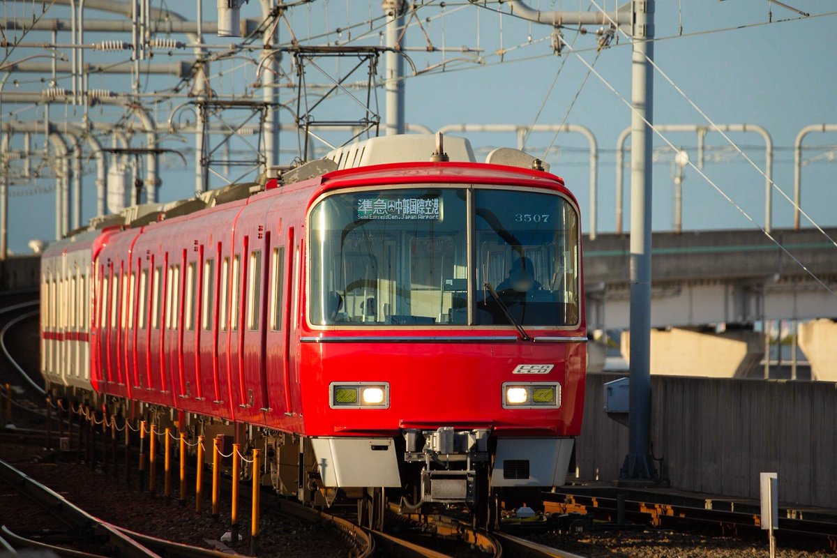 miyaura_3500's tweet photo. 一日遅れの #3500系の日 

ひし形パンタグラフやスカーレット一色の裾絞り車体など、どこか旧世代の名残を感じる造りに、新世代車両への過渡期らしい雰囲気があってすごく好き。
全車更新された今でも、来ると嬉しくなるのは変わらないです。 https://t.co/cdmtfSswrB
